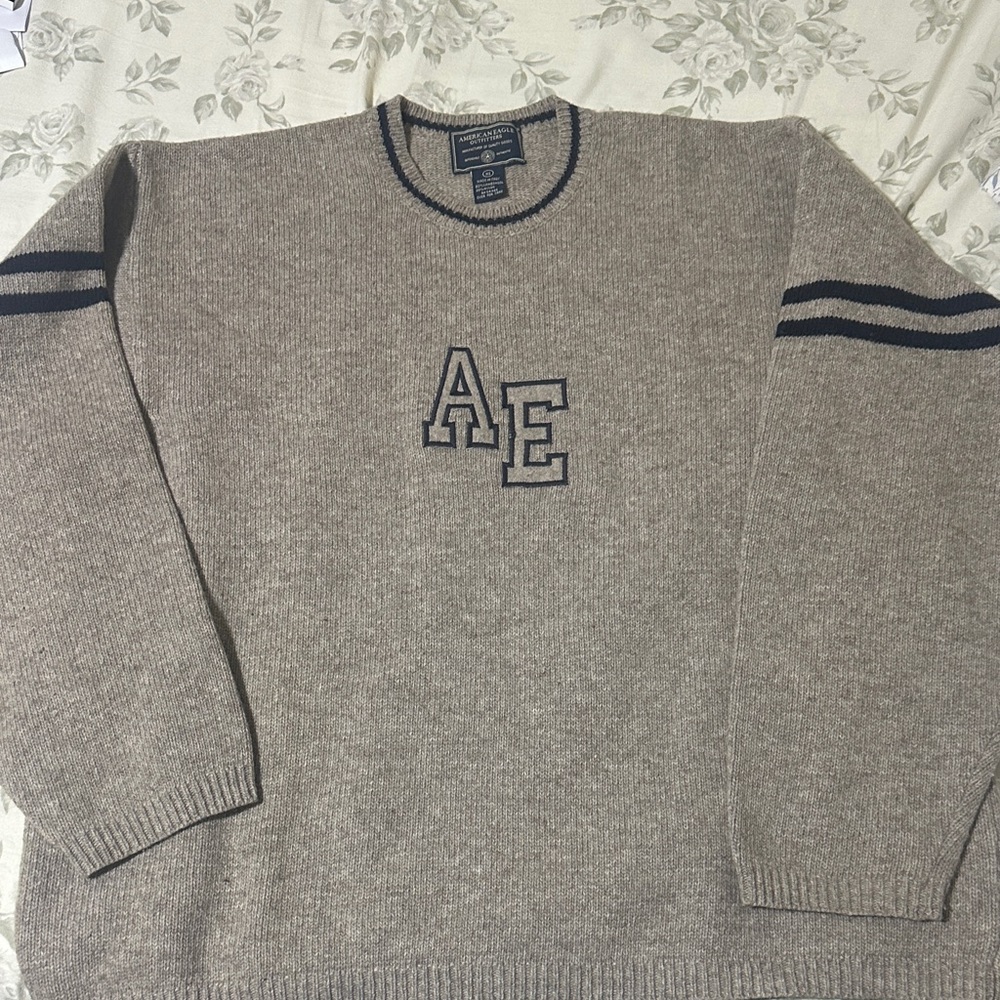 American Eagle Outfitters Men's Beige Sweater with Navy Accents- Size L